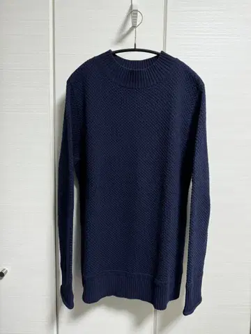 KURO 모크넥 스웨터 네이비