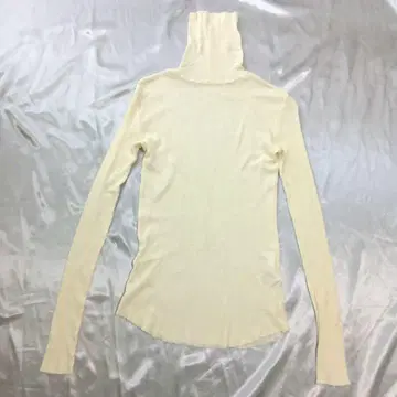 SOEJU 소 화이트 터틀넥 긴팔 L 구택