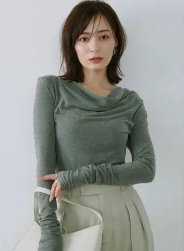 anuans 개더 드레이프 컷 상의 그레이