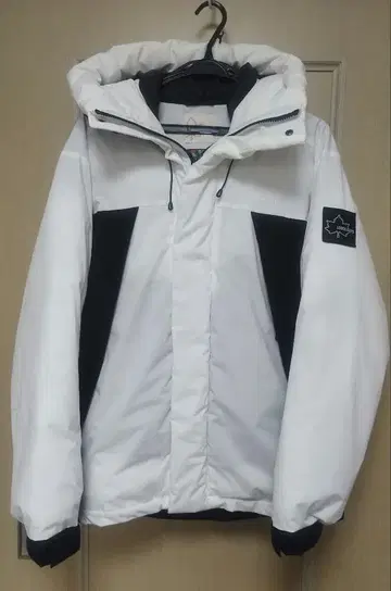 LAGOS 화이트/블랙 다운 자켓 후드 부착