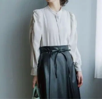 [ 미사용 ] 오페크 도트 클립 펄톤 버튼 개더 슬리브 새틴 블라우스