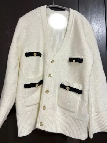 SANDRO를 좋아하는 분들을 위한 화이트 니트 가디건 포켓 부착