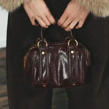 보르도 색상 메탈 디테일 핸드백