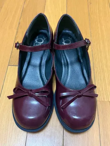 버건디 리본 포함 앵클 스트랩 펌프스