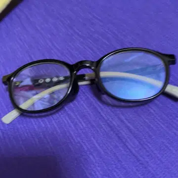 타원형 블랙 프레임 안경