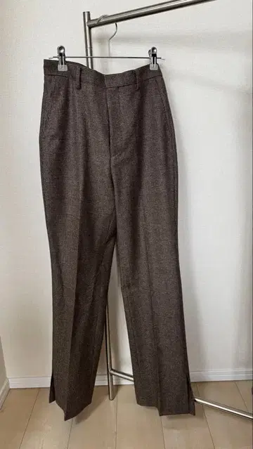 브라운 체크 무늬 슬랙스