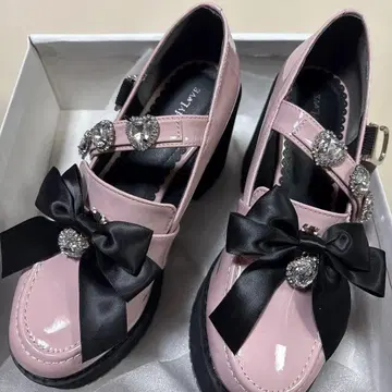 반짝이는 비쥬 리본 통굽 로퍼