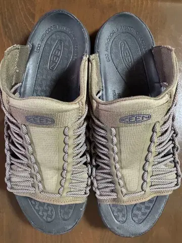 KEEN 베이지 샌들
