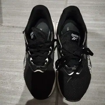 Reebok 블랙/화이트 스니커즈