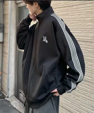 빅 실루엣 원포인트 자수 소매 라인 저지 트랙 자켓