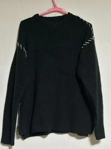 Timely Warning 타임리 워닝 화이트 스티치 니트