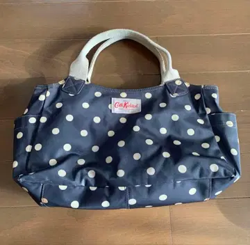 캐스키드슨 물방울 패턴 네이비 핸드백