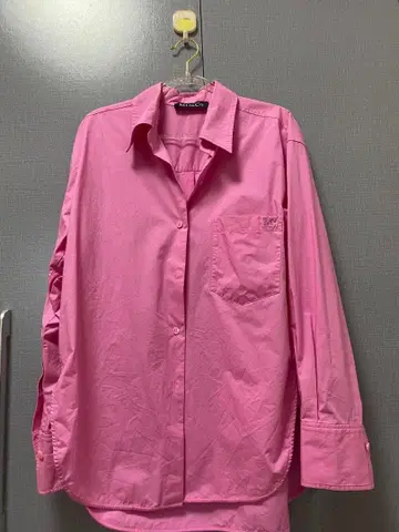 핑크 긴팔 셔츠 포켓 부착