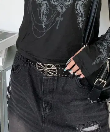 스터드 장식 크로스 디자인 벨트 블랙