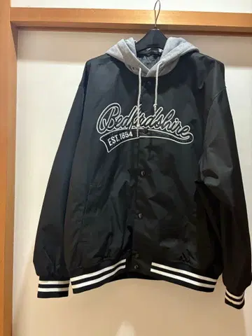 후드 부착 블랙 나일론 자켓