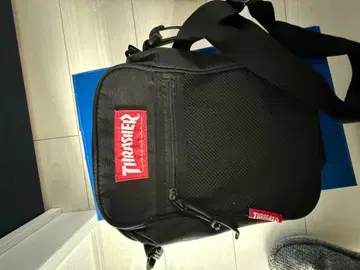 THRASHER 블랙 숄더백