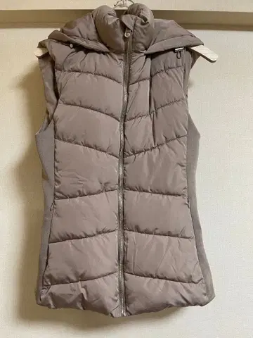 ZARA 후드 부착 베이지 다운 베스트