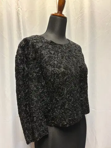 비즈 자수 블랙 크롭 상의