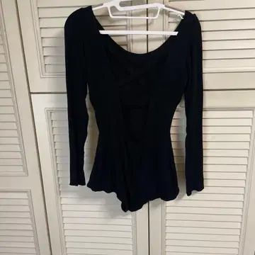 블랙 크로스 디자인 긴팔 바디수트 Papier