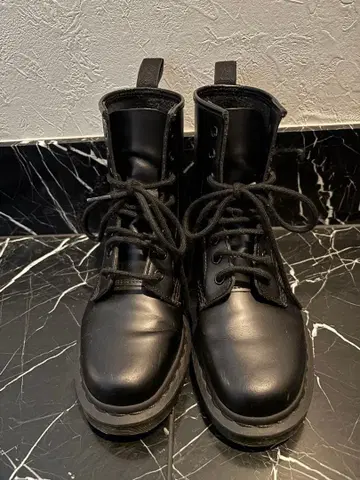 닥터마틴 블랙 통굽 레이스업 부츠