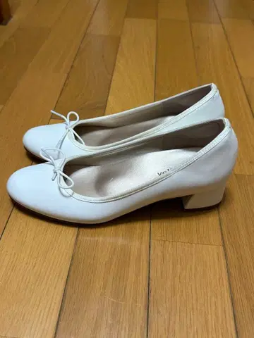 velloko 화이트 발레 슈즈풍 펌프스