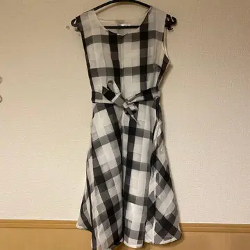 체크 무늬 슬리브리스 원피스