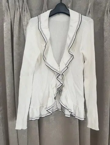 프릴 장식 화이트 리브 니트 긴팔