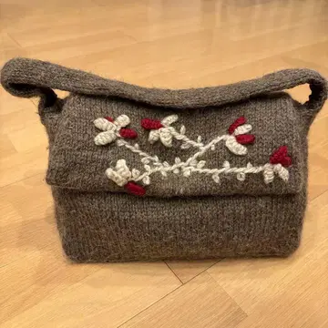 울 꽃무늬 자수 핸드백