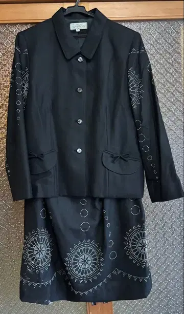 자수 장식 블랙 수트 (미디 기장 스커트 포함)