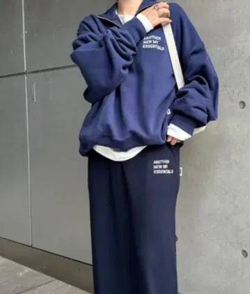 하프 지퍼 자수 로고 맨투맨