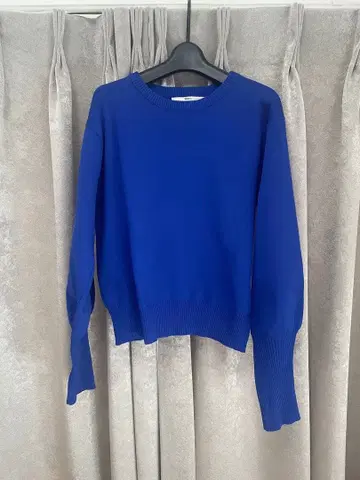 파란색 긴팔 니트 스웨터