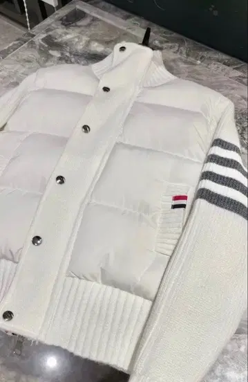 화이트 다운 자켓 스트라이프 소매