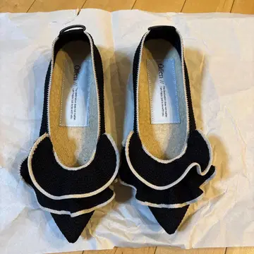 프릴 달린 블랙 스틸레토 플랫슈즈 오펜의 신발