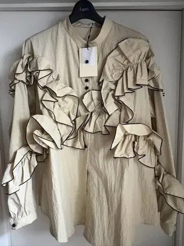 FEELING FRILLS BLOUSE