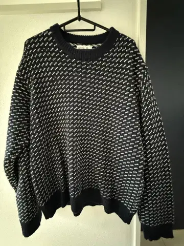 네이비 화이트 패턴 니트 스웨터