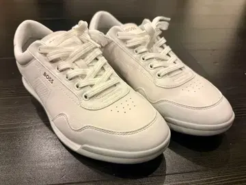 BOSS 화이트 스니커즈 내퍼 가죽 스니커즈 골드톤 로고