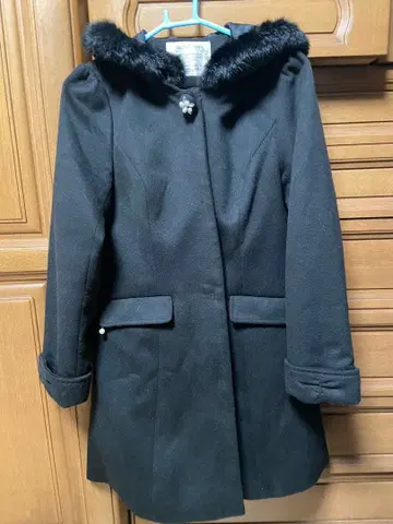 퍼가 달린 후드의 롱 코트