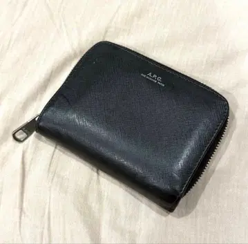 A.P.C. 블랙 가죽 이단 접이식 지갑