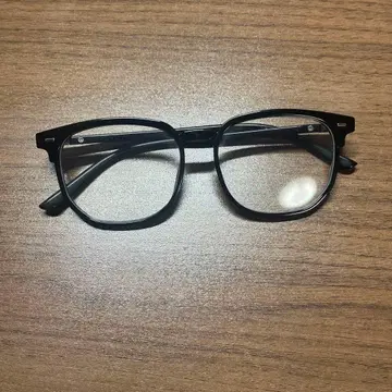 블랙 스퀘어 프레임 안경