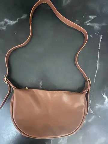 브라운 숄더백 합성 피혁