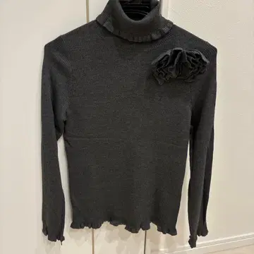 TOBECHIC 그레이 프릴 터틀넥 스웨터