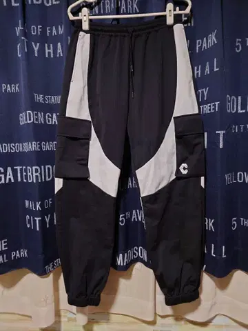 CRONOS 로고 포함 블랙 화이트 조거 팬츠