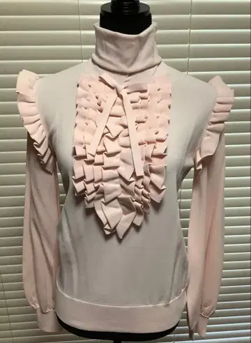 더블 스탠다드 프릴 장식 핑크 하이넥 스웨터