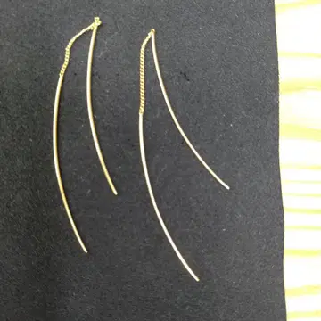 페스타리아 골드 컬러의 긴 드롭 귀걸이