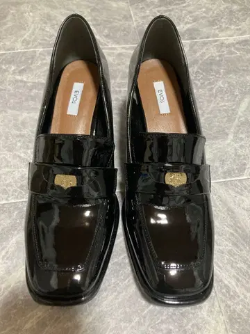 에나멜 블랙 로퍼 중간 힐