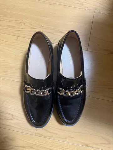 natural beauty basic 블랙 체인 장식 로퍼 통굽