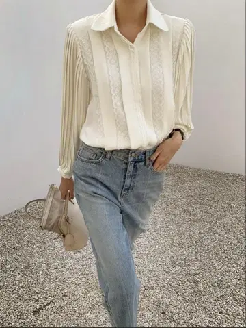 화이트 플리츠 벌룬 슬리브 셔츠 FREE