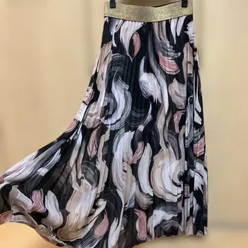 아모르 카프리스 롱 플리츠 스커트 블랙 골드