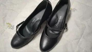 블랙 스트랩 펌프스와 블레이저 세트