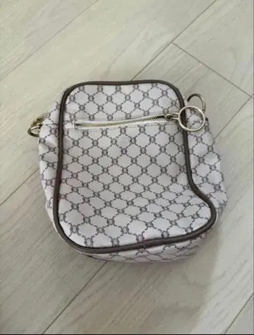 숄더백 화이트 베이지 로고